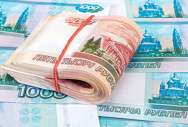Výpadky mobilních plateb vrací Rusy k hotovosti. Z bankomatů dolují miliardy rublů