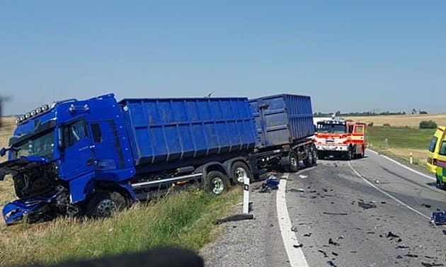 Při srážce nákladní soupravy a osobního auta zemřel člověk, tah na Vysočině stál