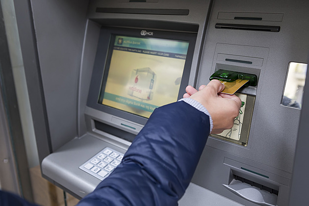 Řekové zatočili s poplatky u bankomatů. Ze zastropování budou těžit i Češi