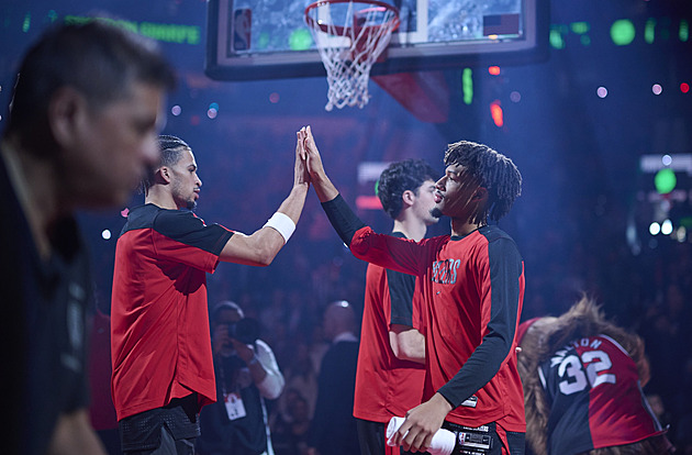 Čtyři miliardy dolarů pro charitu. Majitel Carolina Hurricanes kupuje Portland z NBA