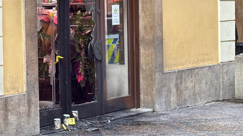 Policie dopadla na Václavském náměstí žháře: Starší cizinec měl hodit „molotov“ na cannabis shop