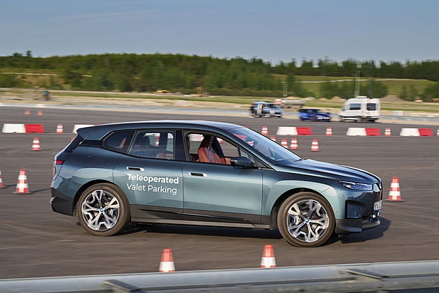Na polygonu u Sokolova shořelo testovací auto. První takový incident, říká BMW