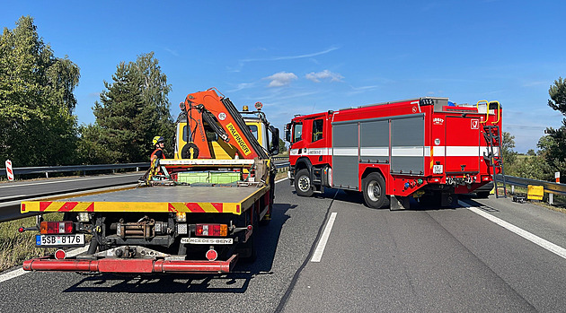 Po čelním střetu vozidel na Kladensku zemřel řidič dodávky
