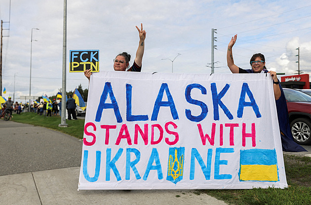 Ruská delegace je na Aljašce, v Anchorage protestovali na podporu Ukrajiny