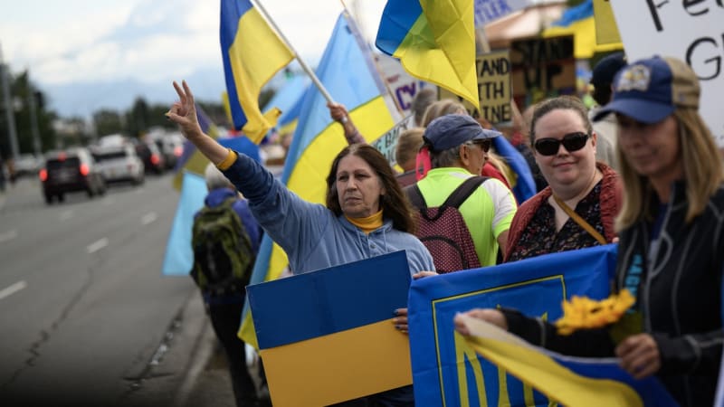 ON-LINE: Rusové jsou na Aljašce. Lavrov přiletěl v mikině SSSR, „vítaly“ ho demonstranti