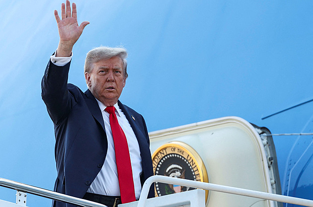 Lavrov na Aljašku dorazil v mikině s nápisem SSSR. Trump Putina osobně uvítá