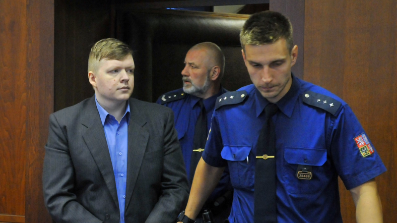 Jiřikovského přivezli v poutech do Brna. Maskovaní policisté od něj drželi novináře dál