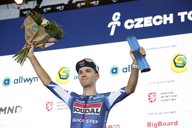 Tropy na Czech Tour: 30 kilo ledu, 150 bidonů. Vítěz si ale v horku libuje