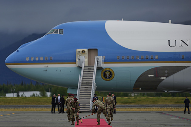Trump i Putin jsou na Aljašce. Čeká se, až oba vystoupí z letadla