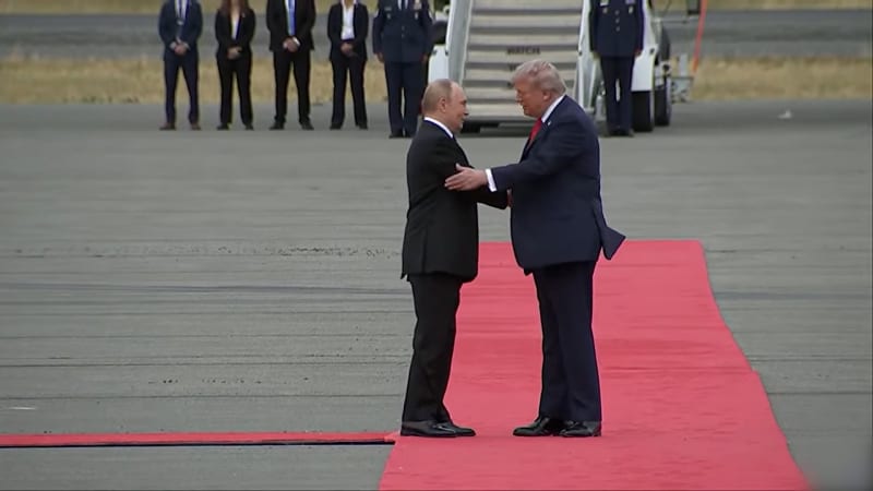 ON-LINE: Trump i Putin přistáli na Aljašce. Před klíčovým jednáním si podali ruku