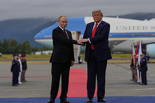 Napřed vřelé uvítání, pak mrtvolné ticho. První detaily summitu Trump - Putin