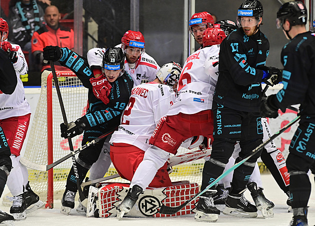 ONLINE: Třinec ve Varech zvyšuje, Pardubice díky přesilovkám otáčí na Spartě