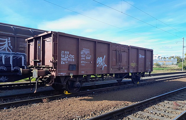 Neřízený vagon se řítil po kolejích 12 kilometrů, zastavili ho pomocí zarážky