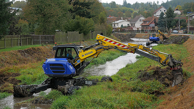 Řečiště Bobrůvky ve Strážku obsadily bagry. Zbavují tok drnů, bahna a nepořádku