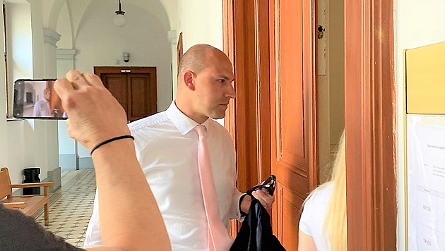 Zprošťující verdikt v kauze pašování mobilů do věznice, soud trvá už šest let