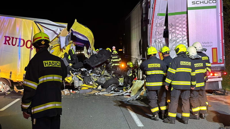 Vážná nehoda nákladních aut u Čechtic uzavřela D1: Na místě jsou zranění, tvoří se kolony