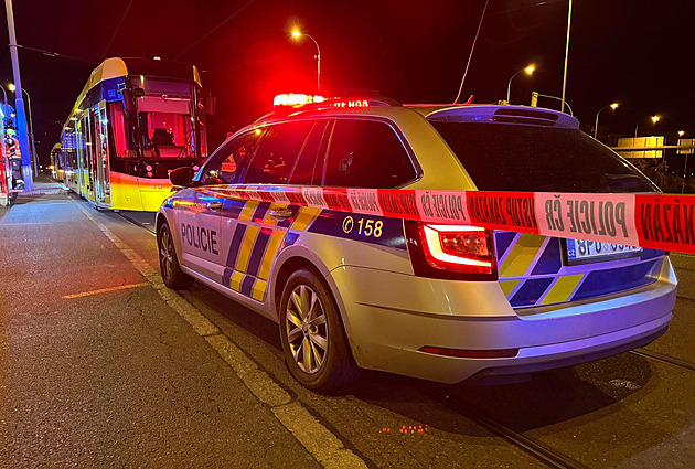 Řidič v Plzni srazil matku s kočárkem na tramvajovém ostrůvku, lekl se jiného auta