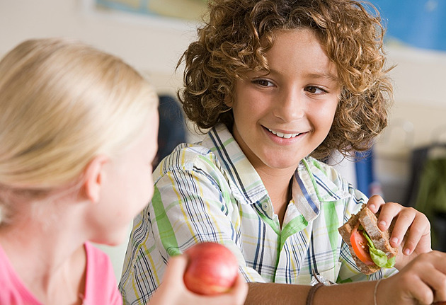 Polovina dětí vynechává snídani, třetina oběd. Raději si koupí brambůrky