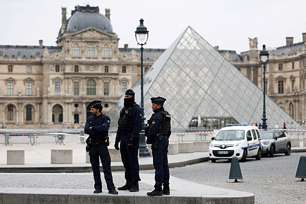 Diadém i brož. Zloději ukradli z Louvre vzácné šperky, muzeum zavřelo