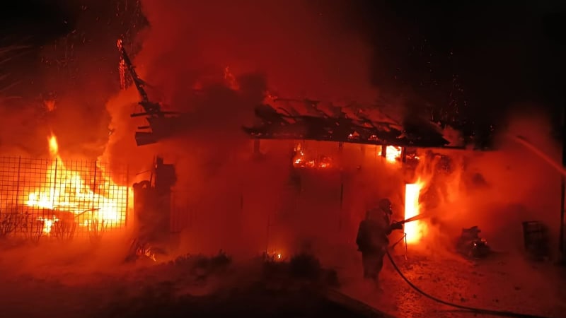 Hasiči bojovali dvě hodiny s požárem baráku v Letovicích. Škoda šla do milionů