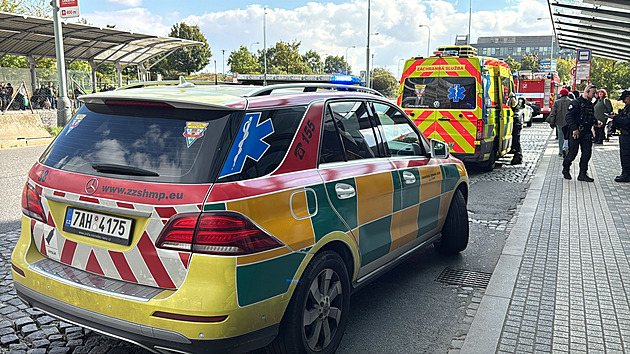 Metro na Invalidovně srazilo člověka, provoz stojí