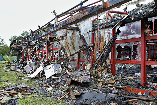 V Krumlově začala demolice vyhořelého bazénu. Vzplál při likvidaci sršního hnízda