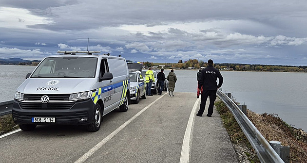 Ze dna Lipna tahají auto, v němž může být mrtvola. Zasahují policejní potápěči