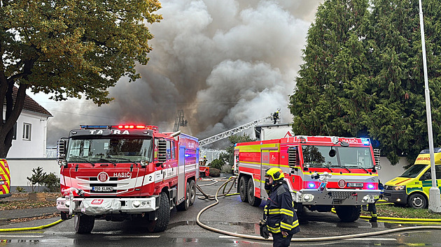 V Nehvizdech hoří průmyslová hala. Kouř byl cítit i v Praze, hašení potrvá do rána