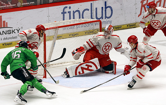 ONLINE: Třinec zvyšuje, vede i Kometa. Sparta otáčí, poslední Litvínov snižuje