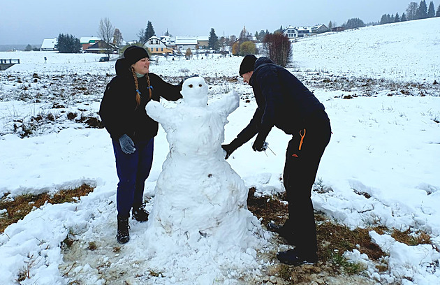 Na Šumavě chumelí, nadšenci už postavili sněhuláka. Silnice jsou sjízdné