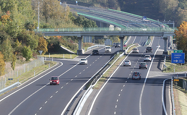 Dálnice D6 ve směru na Karlovy Vary stála. Uzavřela ji nehoda tří aut