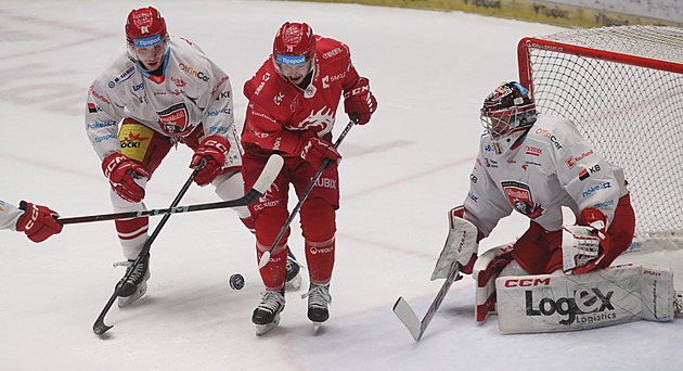 ONLINE: Lídr čelí Hradci, gól Komety v Plzni odvolán. Přiblíží se Litvínov Boleslavi?