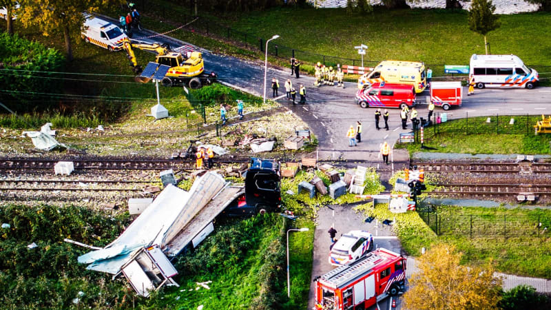 Záběry z hrozivé nehody v Nizozemsku: Vlak rozmetal kamion s hruškami uvízlý na přejezdu