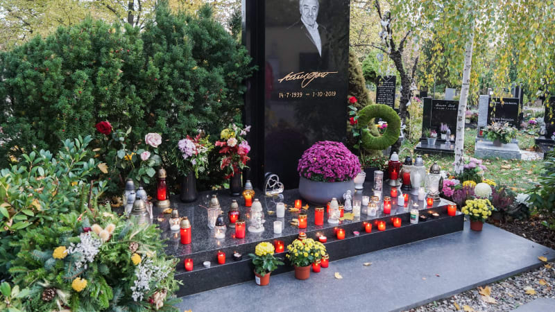 Gott či Zagorová. Lidé o Dušičkách vzpomínají, podívejte se, jak teď hroby slavných vypadají