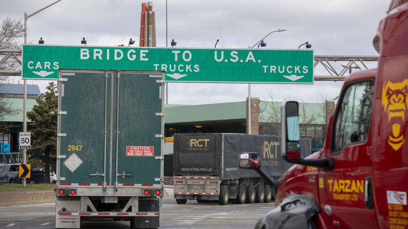 Dovézt náklaďáky do USA se prodraží. Začala platit dodatečná cla, dopravci se bouří
