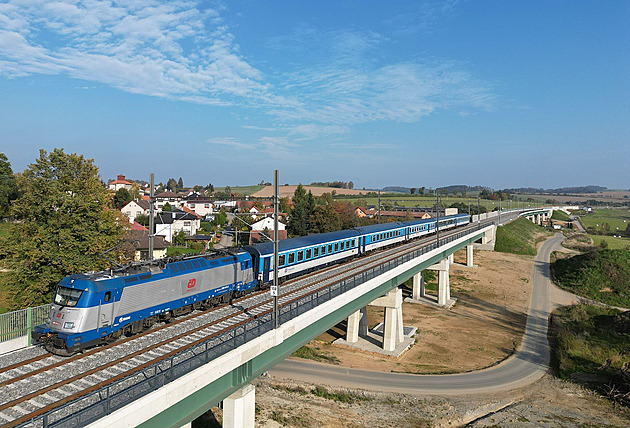 Na nádraží v Hodoníně srazil vlak člověka, další je zraněný. Provoz stojí