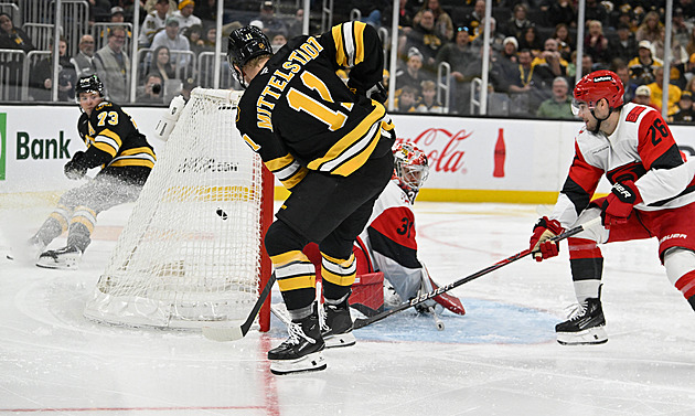 Boston ve třetí třetině udolal Carolinu, Nečas pálil za Colorado