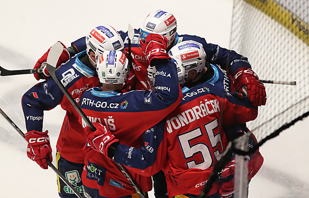 ONLINE: Pardubice zvládly šlágr v Třinci, slaví i Sparta. Kometa doma srovnává