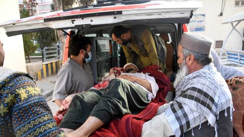 Zborcené domy a lidé v troskách. Po nočním zemětřesení v Afghánistánu lze čekat hodně obětí