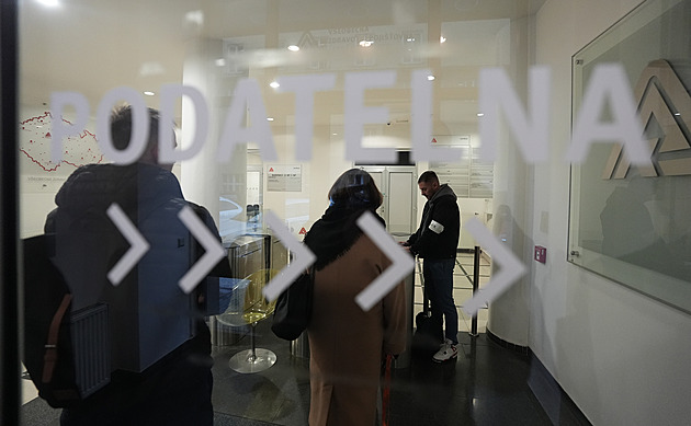 Policie zasahuje v budově VZP v Praze, dvanáct zadržených