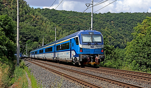 Trojice přeřezala včera kabely a ohrozila projíždějící vlak, provoz byl obnoven ve 14 hodin