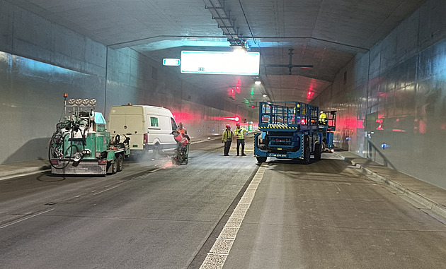 Z Pohůrky už vyháněli srnu či koně. Podívejte se, jak v tunelu na D3 dělají údržbu