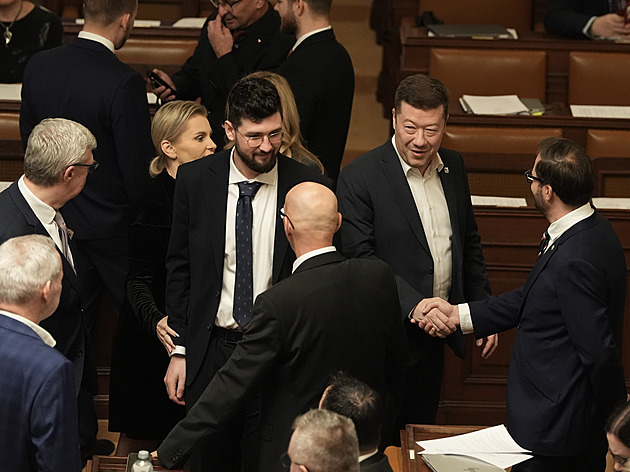 Okamura je bezpečnostní riziko, varuje Fiala. Jednat se smí až do noci