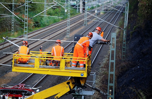 Trať mezi Prahou a Ústím stojí kvůli poruše vedení. Policie prověřuje úmyslné poškození