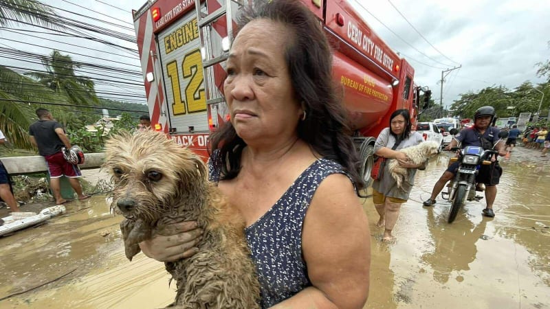 Stav nouze na Filipínách: Počet obětí tajfunu roste, lidé ze střech zoufale prosí o pomoc