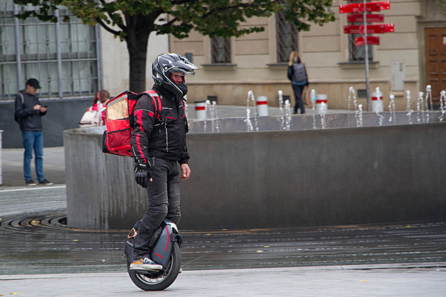 V centru Brna začal platit zákaz jednokolek, hříšníky zatím řeší strážníci domluvou