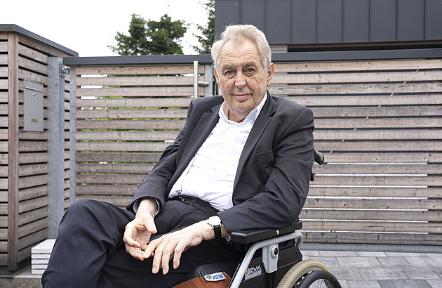 Zemanův vzkaz z nemocnice. Přál Okamurovi, rád by vyrazil na Dukův pohřeb