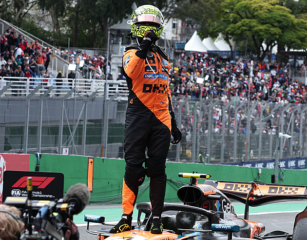 O něco blíž titulu. Norris vyhrál v Brazílii, Verstappen se z boxů vyšvihl na pódium