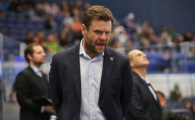 Rukavice, pak hokejka? Vítkovický kouč Varaďa: Gól Kaluse měl platit