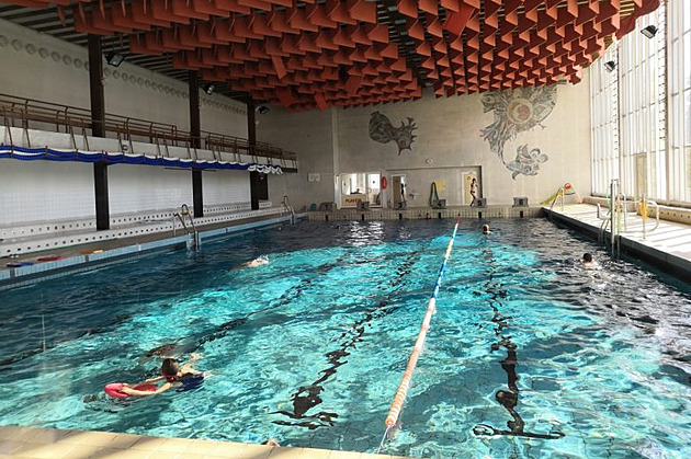 Zavřený bazén v Krnově komplikuje plaveckou výuku. Je dražší a děti musí dojíždět